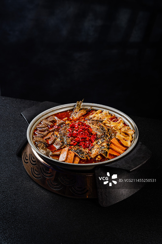 高级黑底江湖菜香辣毛血旺烤鱼图片素材