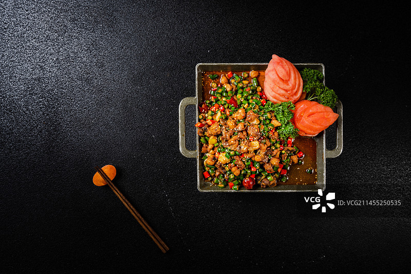 高级黑底江湖菜铁板双椒鸡图片素材