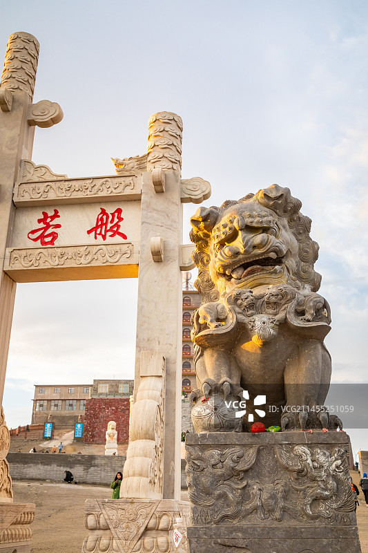山西五台山东台顶望海寺牌楼和石狮图片素材