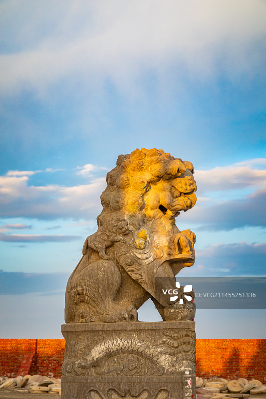 山西五台山东台顶的石狮子雕塑图片素材