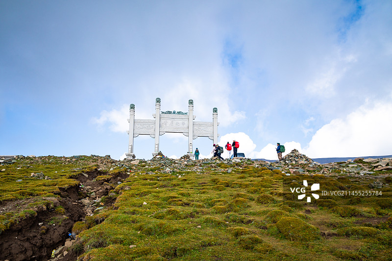 徒步山西五台山最高峰华北屋脊牌坊图片素材