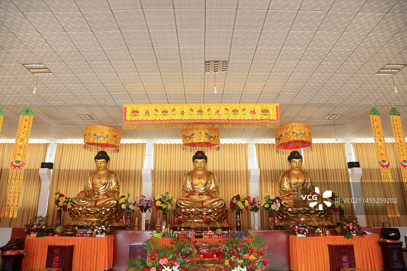 中国佛教菩萨金身雕塑图片素材