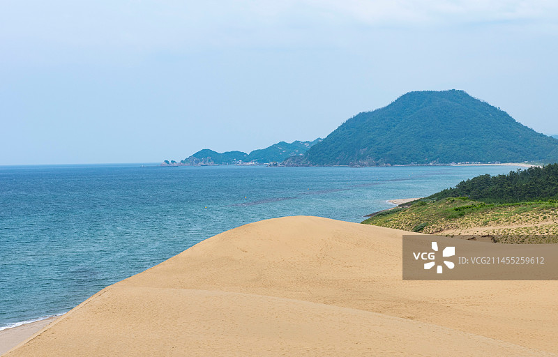 一半沙丘一半海，日本鸟取沙丘的自然奇观图片素材