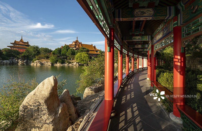 蓬莱三仙山湖上的廊桥图片素材