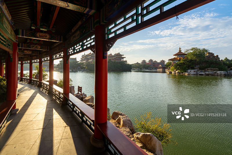 蓬莱三仙山湖上的廊桥图片素材