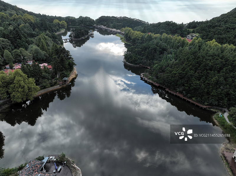庐山国家重点名胜区如琴湖，云的倒影图片素材