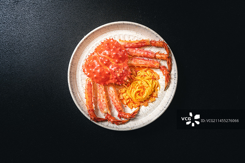 高级黑底质感西餐帝王蟹海鲜意面图片素材