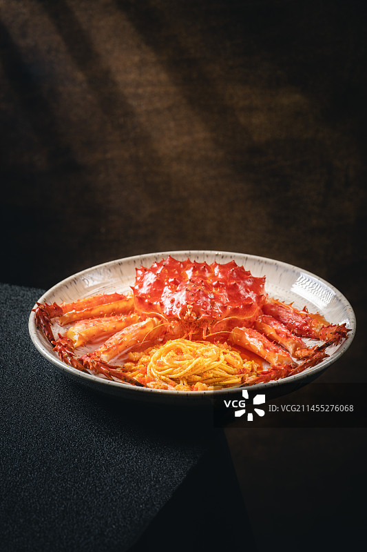 高级黑底质感西餐帝王蟹海鲜意面图片素材