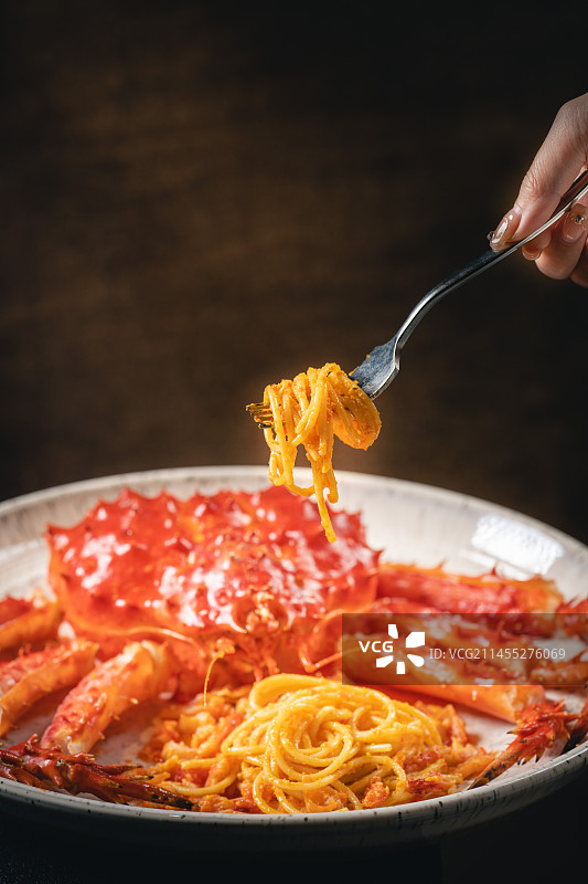 高级黑底质感西餐帝王蟹海鲜意面图片素材