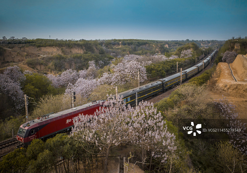 河南省郑州市荥阳市陇海铁路上的火车图片素材