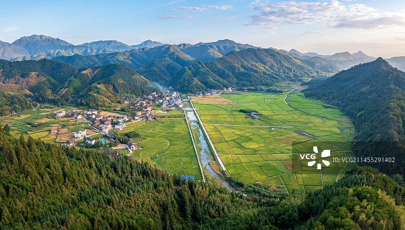 航拍农村乡村山村稻田美丽景象图片素材