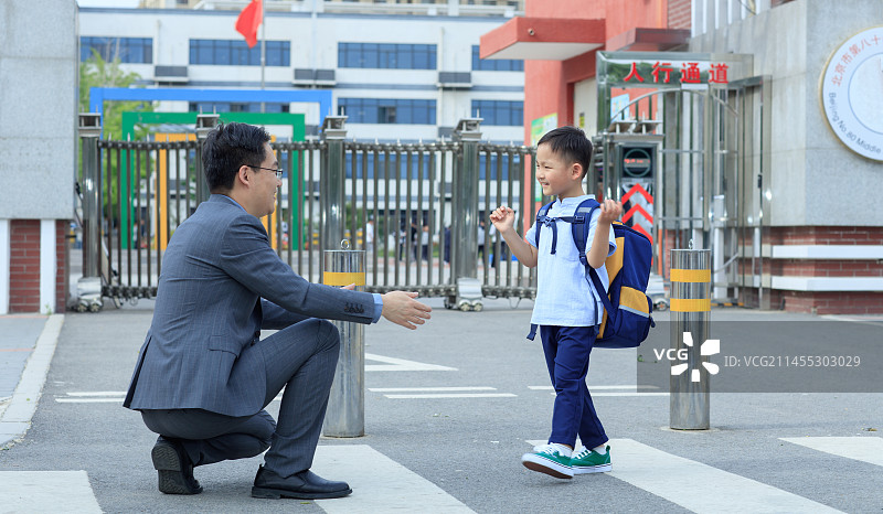 学校门口的父子图片素材