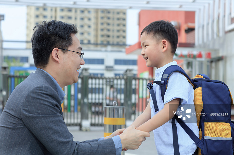 学校门口的父子图片素材