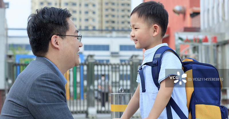 学校门口的父子图片素材