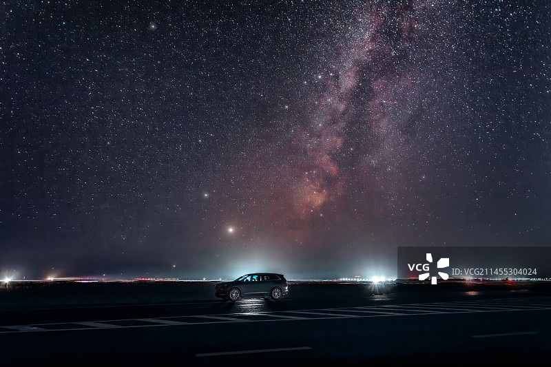 星空银河下的汽车道路图片素材
