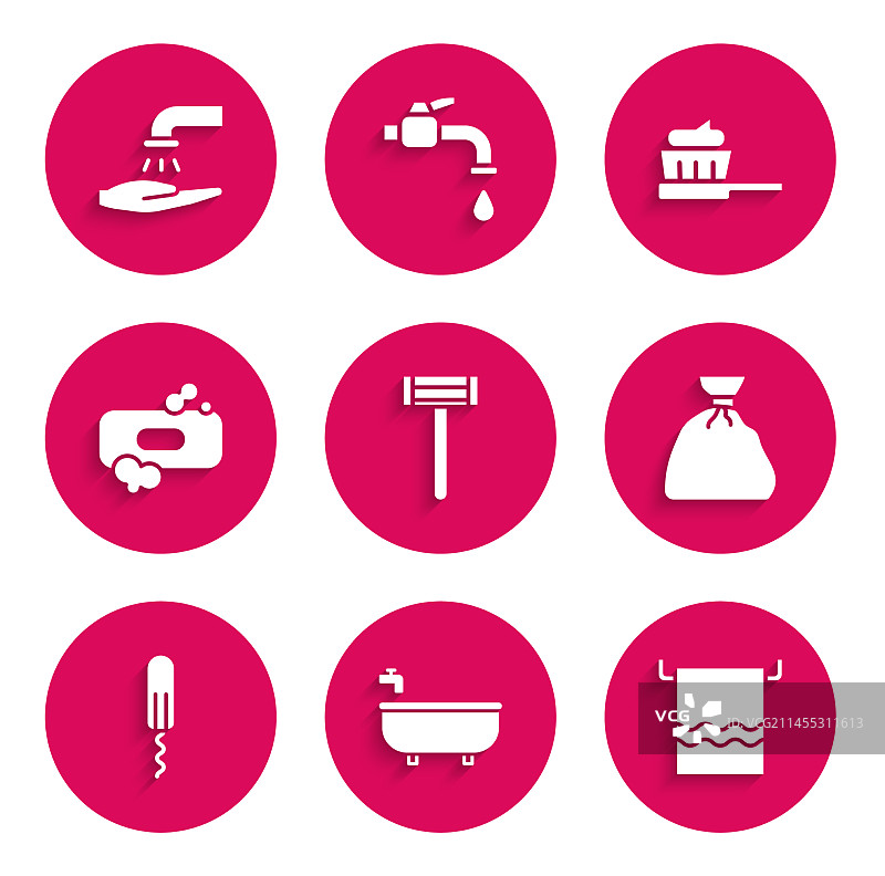 剃须刀、浴缸、毛巾和垃圾桶套装图片素材