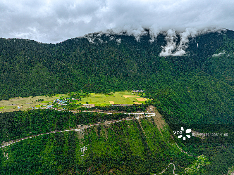 达林村 半山腰一片平原上的村庄 西藏旅游 林芝市米林县 青藏高原图片素材