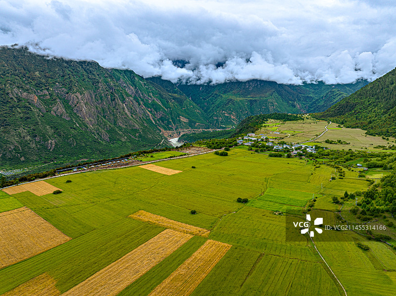 达林村 高原山坡上的平地 藏族村庄 西藏旅游 林芝市米林县图片素材