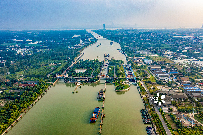 航拍京杭大运河扬州段上的施桥船闸图片素材