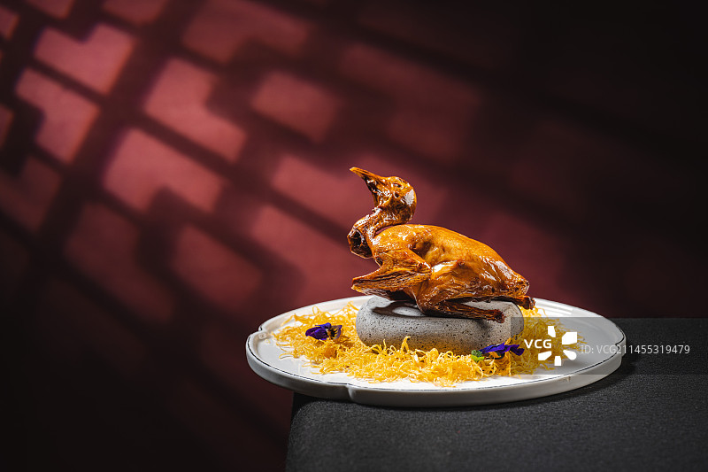 高级黑色背景私房菜创意菜高档餐厅脆皮乳鸽图片素材