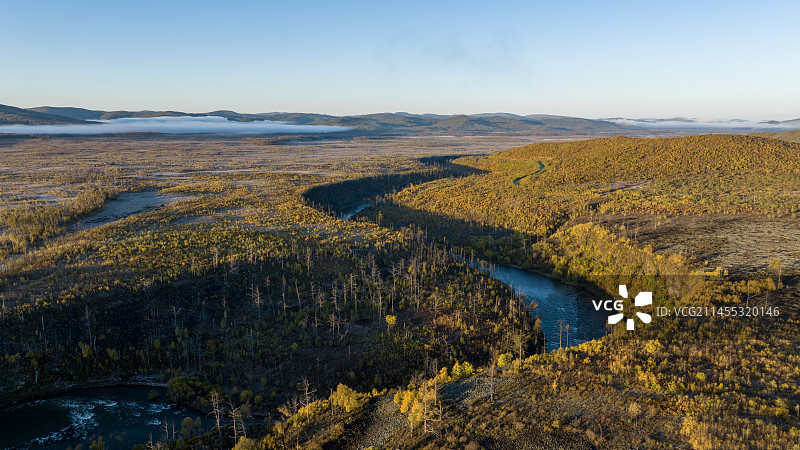 金秋时节的大兴安岭达尔滨湖国家森林公园神指峡图片素材