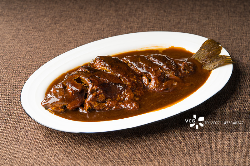 简单背景下的红烧鲫鱼图片素材