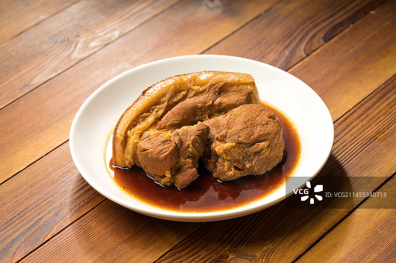 木质背景下的特色卤肉图片素材