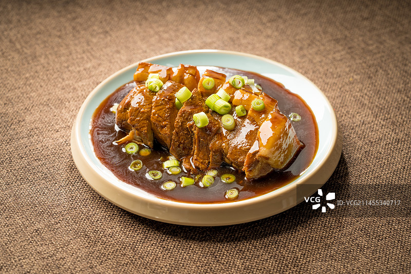 木质背景下的特色卤肉图片素材