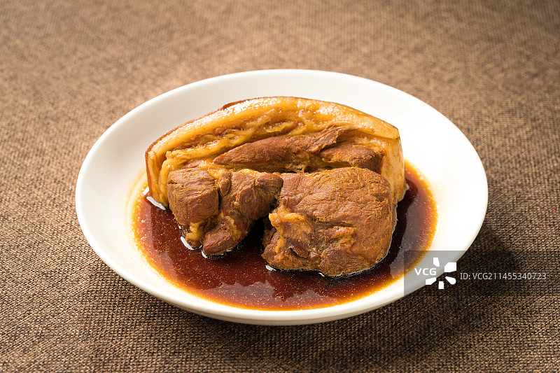 木质背景下的特色卤肉图片素材