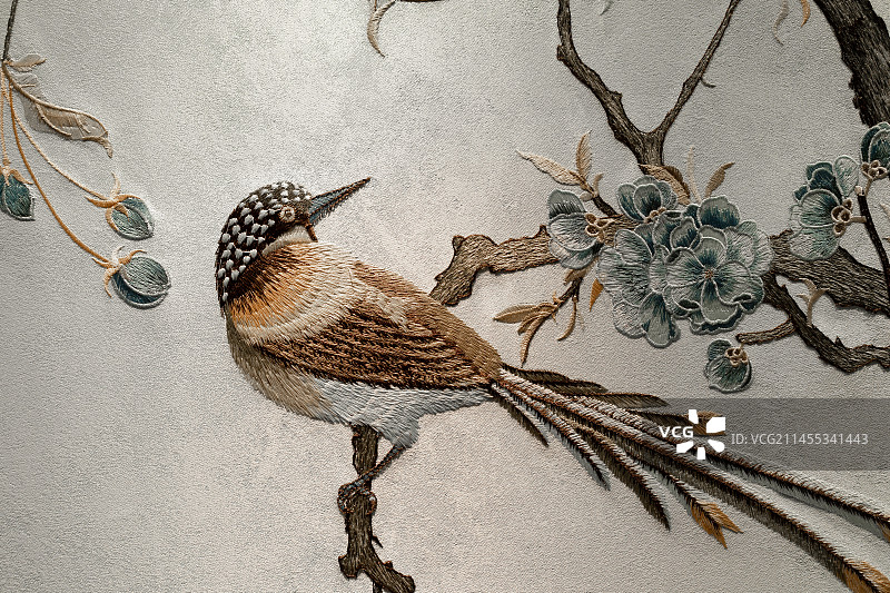 中式传统墙壁花鸟刺绣图片素材