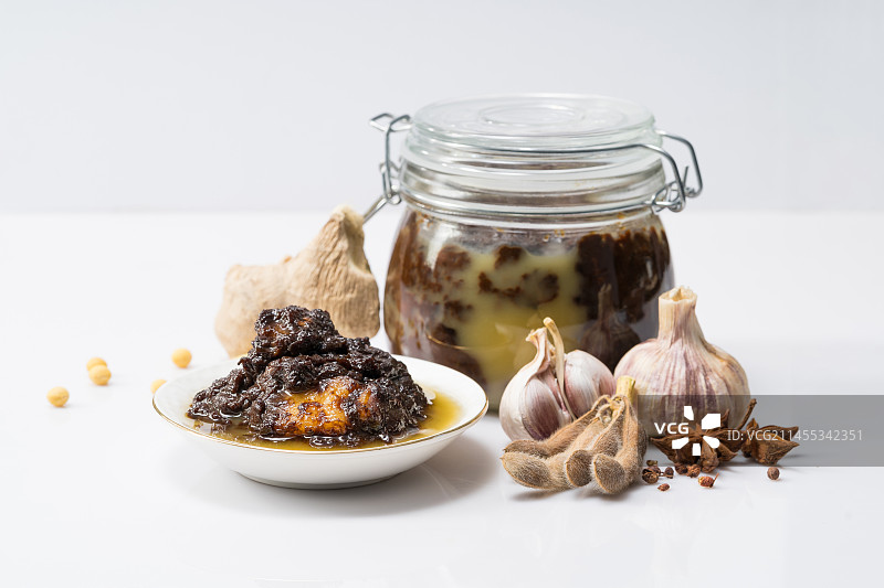 单色背景下的鲜炸黄豆肉酱图片素材