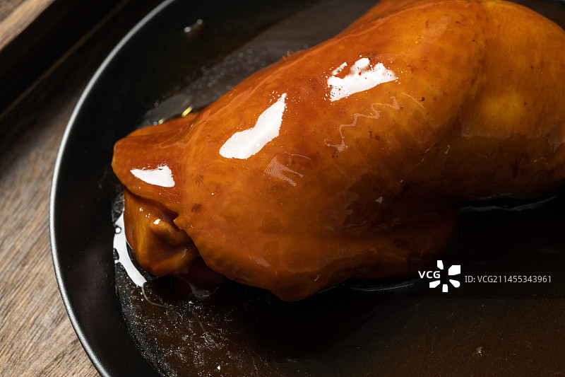 单色背景下的卤味烧鸡腿图片素材