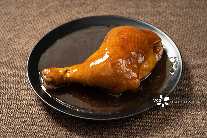 单色背景下的卤味烧鸡腿图片素材