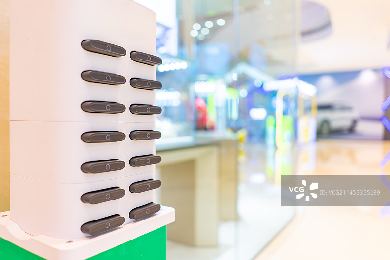 中国电子产品拍摄主题，公共建筑里的公共设施，一台共享充电宝设备用品，室内无人图像摄影图片素材