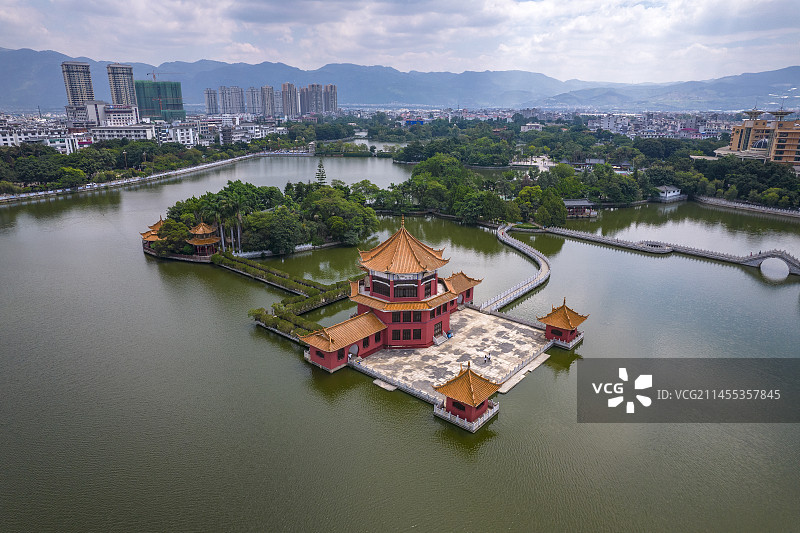 中国云南省红河州蒙自市南湖公园航拍图片素材