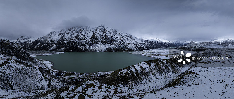 然乌春雪碧湖图片素材