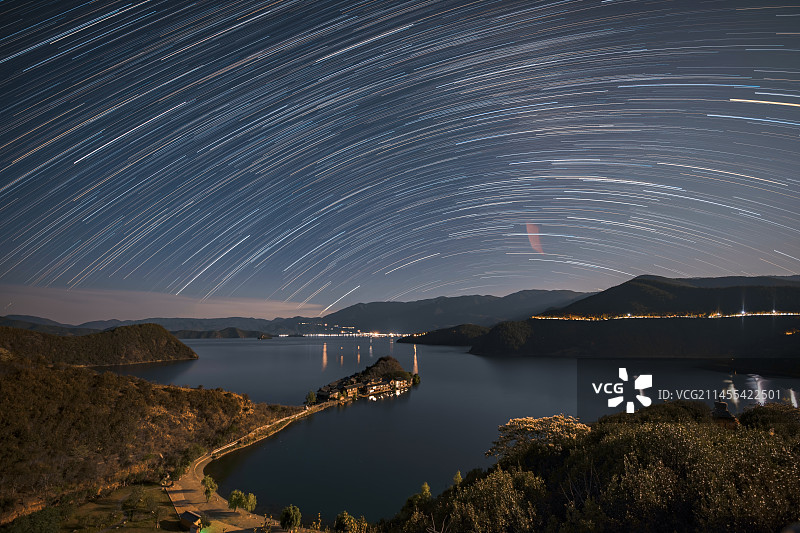 云南省丽江市宁蒗县泸沽湖景区里格半岛美丽星空图片素材