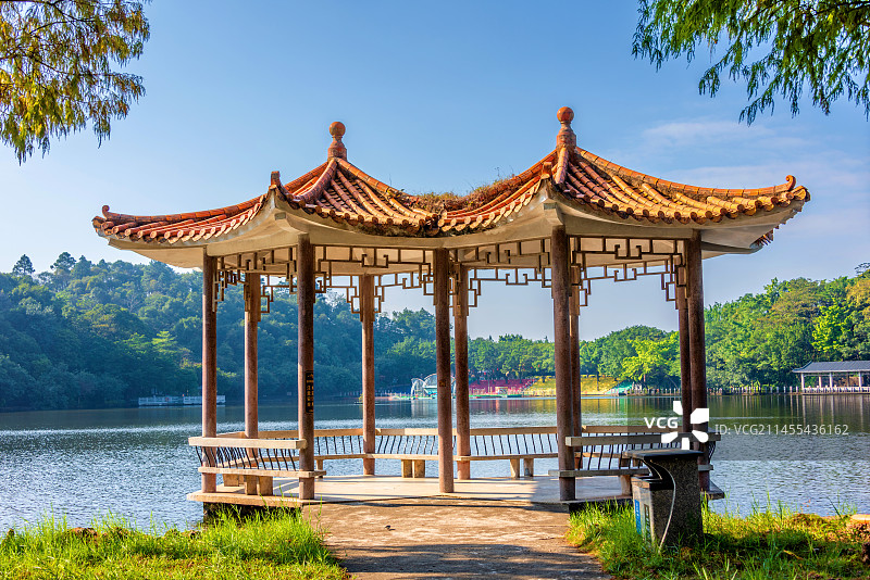 中国广东佛山西樵山天湖公园鸳鸯亭图片素材