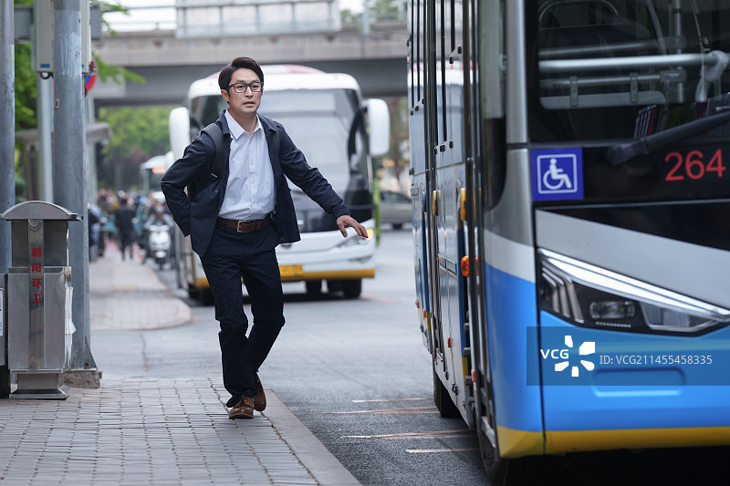 中年男士追赶公交车图片素材