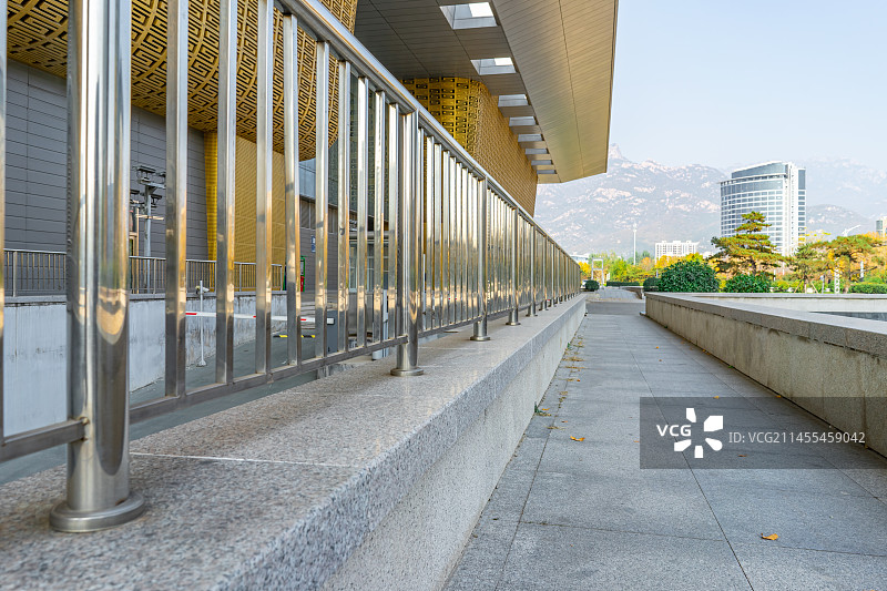 中国城市交通设施拍摄主题，建筑外部的人行道上的不锈钢栏杆前景聚焦特写，户外白昼无人图像摄影图片素材