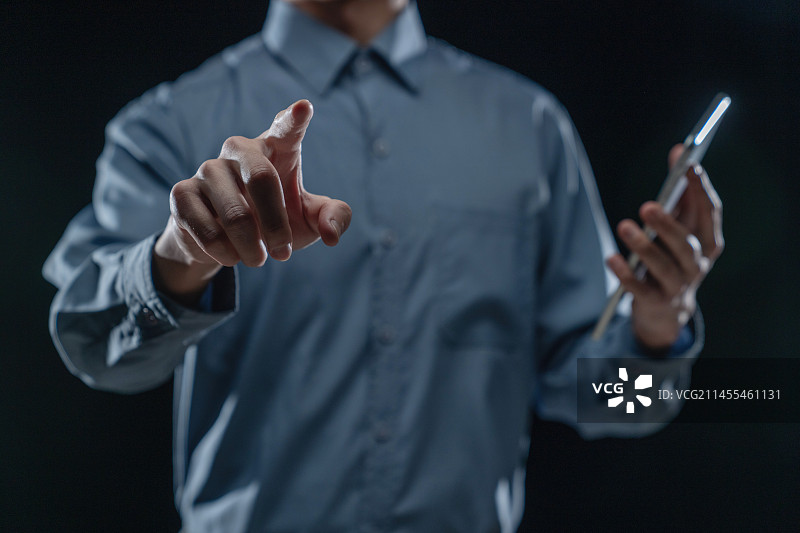 商务男士做触摸屏幕手势图片素材