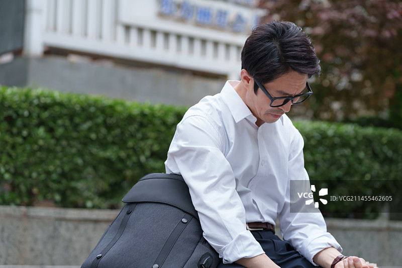 坐在路边的中年男性图片素材