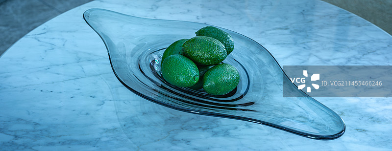 桌子上的果盘图片素材