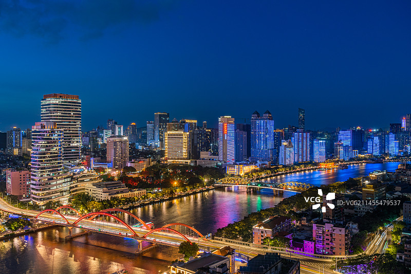 中国广州解放桥海珠桥和珠江两岸建筑灯光秀夜景图片素材