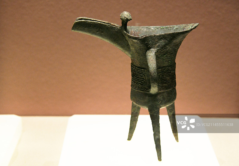 山东博物馆“中华文明起源与早期发展——考古中国重大项目研究成果展”上的郑州商都遗址出土文物——铜爵图片素材