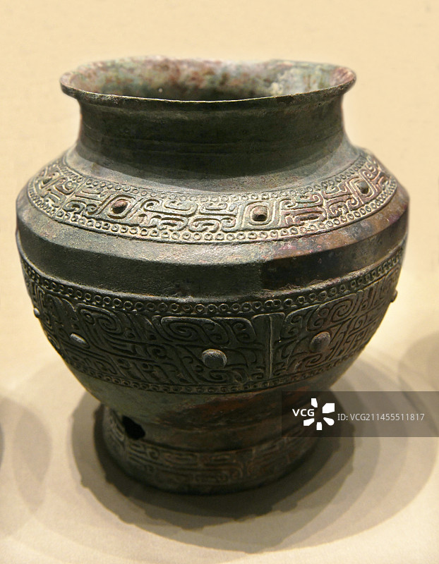 山东博物馆“中华文明起源与早期发展——考古中国重大项目研究成果展”上的郑州商都遗址出土文物——铜罍图片素材