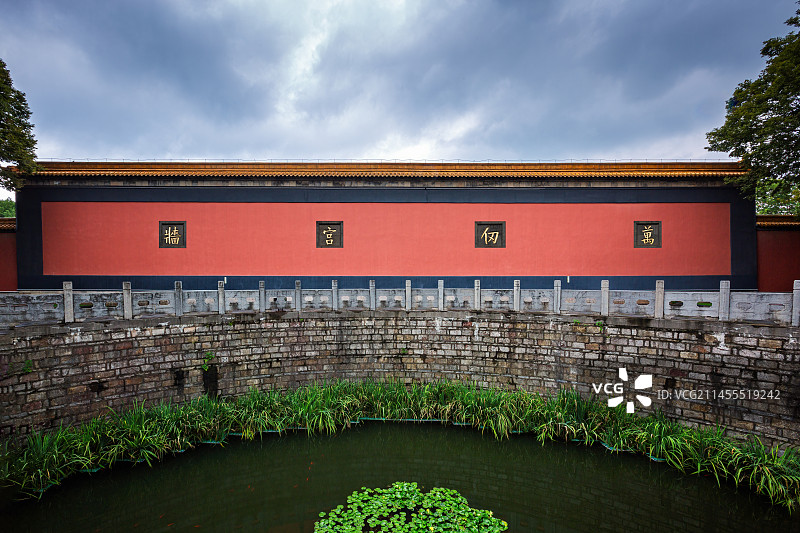 秋日光影中的万仞宫墙+朝天宫（南京）图片素材