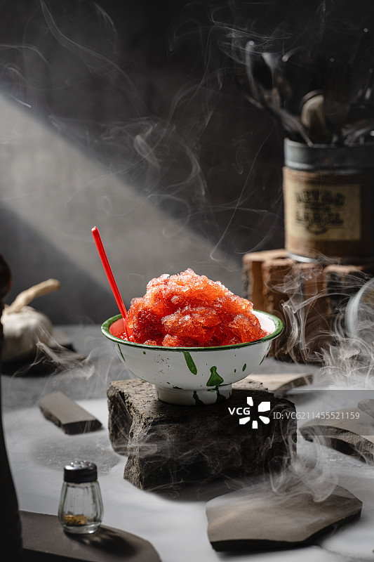 高级水泥工业风东北烤肉草莓沙冰图片素材