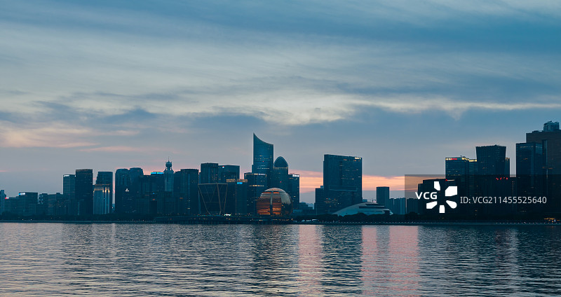 浙江省杭州市钱江世纪公园亚运会灯光秀钱江新城城市天际线黄昏风光图片素材