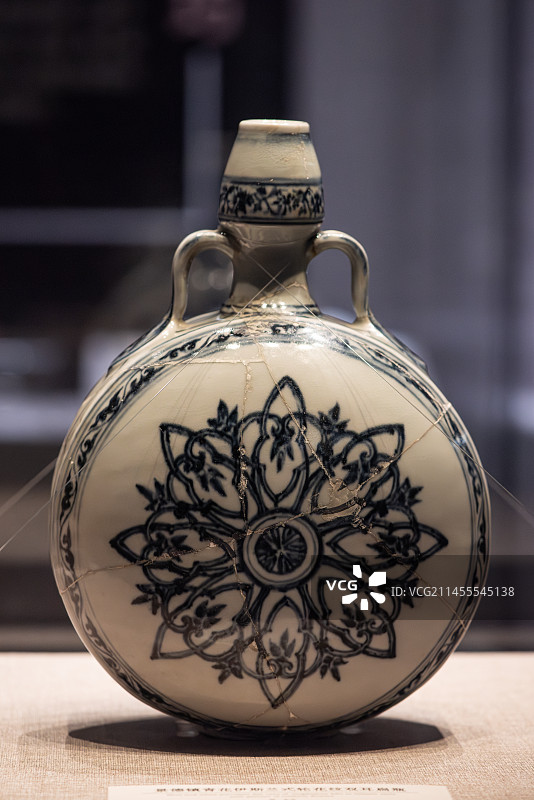 中国航海博物馆展出的江海共潮生特展上的文物图片素材